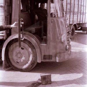Un conductor en la cabina de un camión de Transportes Gálvez