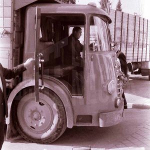Un conductor en la cabina de un camión de Transportes Gálvez