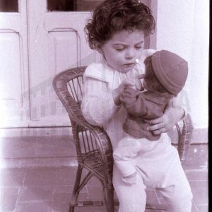 Maribel Talavera jugando con una muñeca