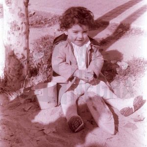 Maribel Talavera jugando con un cubo y un barco