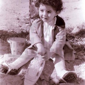 Maribel Talavera jugando con un cubo y un barco