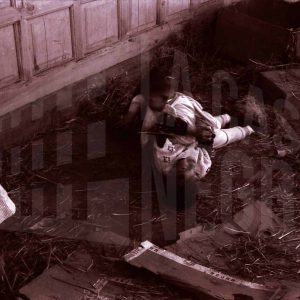 Dos niños jugando entre cartones y paja en Aranjuez