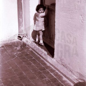 Maribel Talavera junto a una puerta