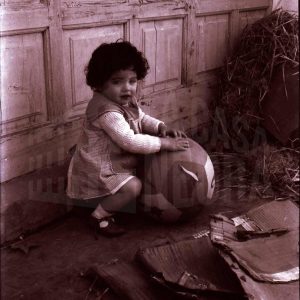 Maribel Talavera con una pelota grande