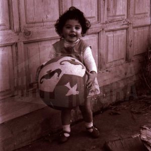 Maribel Talavera con una pelota grande