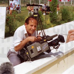 Antonio Talavera con una cámara de tv en la sede de las pruebas de Pentatlon moderno de los Juegos Olímpicos de 1992