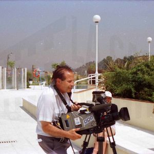 Antonio Talavera con una cámara de tv en la sede de las pruebas de Pentatlon moderno de los Juegos Olímpicos de 1992