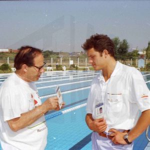 Antonio Talavera exhibe acreditación en la sede de las pruebas de Pentatlon moderno de los Juegos Olímpicos de 1992