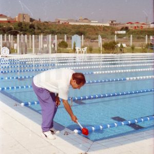 Talavera comprueba el estado de la piscina en la sede de las pruebas de Pentatlon moderno de los Juegos Olímpicos de 1992