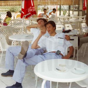 Jóvenes  en la cafetería en la sede de las pruebas de Pentatlon moderno de los Juegos Olímpicos de 1992