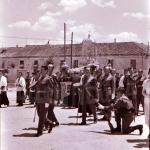 Autoridades militares en una procesión del Corpus Christi en Aranjuez