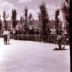 Soldado arrodillado presentando armas en la procesión del Corpus Christi en Aranjuez
