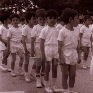 Niiños desfilando en las Olimpiadas del Colegio Apóstol Santiago de Aranjuez