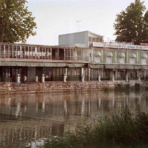 Restaurante El Rana Verde de Aranjuez desde la orilla opuesta del Río Tajo