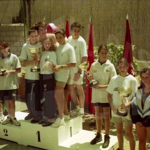 Nadadoras y nadadores de los campeonatos de Natación de Madrid de 1995 con sus trofeos