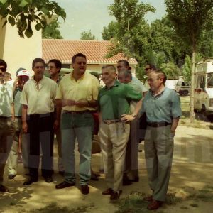 El concejal de Deportes, Víctor Martínez, junto a otras personas en la Piragüera de Aranjuez