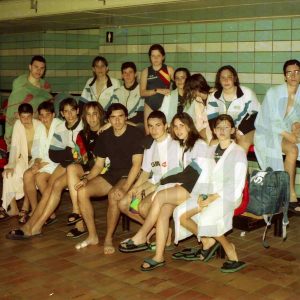 Grupo de nadadoras y nadadores en unas instalaciones deportivas