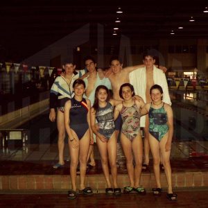 Grupo de nadadoras y nadadores en unas instalaciones deportivas