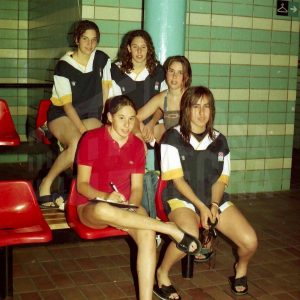 Varias nadadoras en una piscina