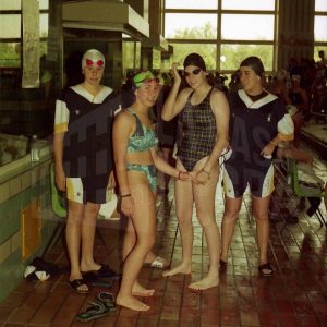 Varias nadadoras en una piscina