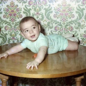 Un bebé tumbado sobre una mesa