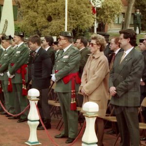 El Alcalde de Aranjuez, José Mª Cepeda, junto a otras autoridades y a oficiales de la Guardia Civil en el acto de rejura de bandera de la 2ª promoción de la Academia de Aranjuez