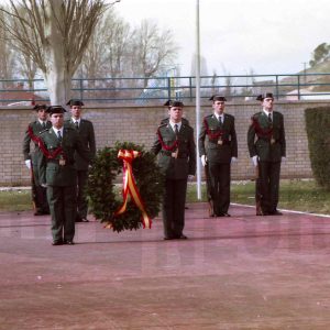 Guardias civiles portando la corona de laurel durante el acto de rejura de bandera de la 2ª promoción de generales de la Academia de Aranjuez