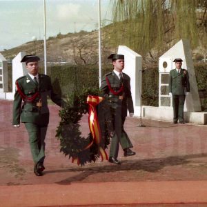 Guardias civiles portando la corona de laurel durante el acto de rejura de bandera de la 2ª promoción de generales de la Academia de Aranjuez