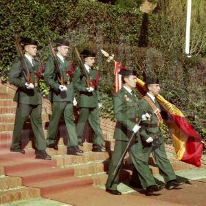 Guardias civilles portando la bandera, durante el acto de toma de posesión como Director de la academia del Coronel Rafael Yuste Martínez en Aranjuez