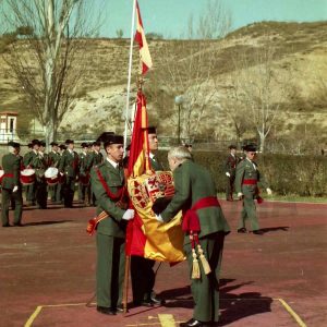 Un general de la 2ª promoción de la Academia de la Guardia Civil de Aranjuez en el acto de rejura de bandera