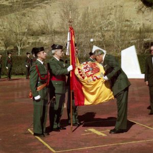 Un general de la 2ª promoción de la Academia de la Guardia Civil de Aranjuez en el acto de rejura de bandera
