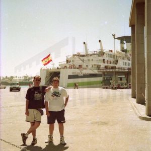 José Luis Talavera con un amigo en el puerto de Málaga