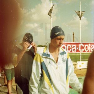 Unos nadadores caminando por el borde de una piscina