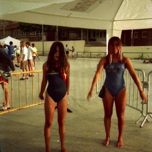 Dos nadadoras bajo una carpa