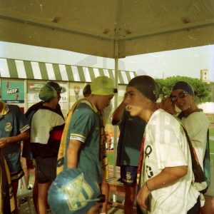 Varios nadadores bajo una carpa