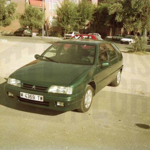 Un coche Citroen M-4379-TW en un aparcamiento