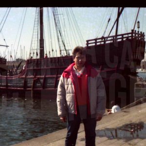 José Luis Talavera junto a la reproducción de la Nao Santa María en el Puerto de Barcelona