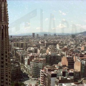 Vista de la ciudad de Barcelona y dos torres de la Sagrada Familia