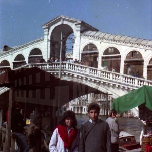 José Luis Talavera con una chica junto al Puente Rialto en Venezia
