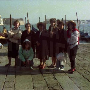 Un grupo de mujeres en la orilla de la laguna de Venezia