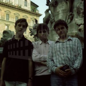 José Luis Talavera en la Piazza en la Rotonda en Roma con dos amigos