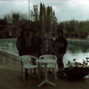 Cuatro mujeres junto a una piscina