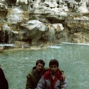 José Luis Talavera en la Fontana di Trevi en Roma con un amigo