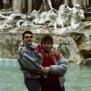 José Luis Talavera en la Fontana di Trevi en Roma con un amigo