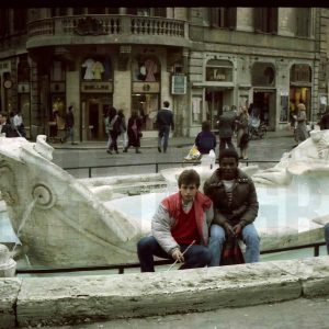 José Luis Talavera y un amigo en la Fontana della Barcaccia en Roma
