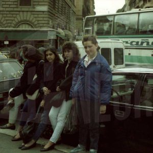 Varias chicas apoyadas en un coche en Roma