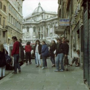 Varios chicos y chicas en una calle cerca de Santa María Maggiore en Roma
