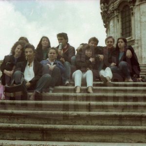 Varios chicos y chicas sentados en la escalinata de Santa María Maggiore en Roma