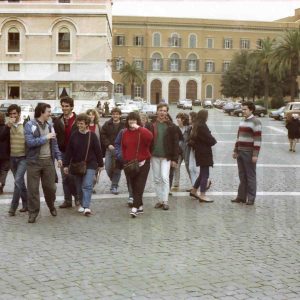 Varios chicos y chicas junto a la Basílica de San Juan de Letrán en Roma