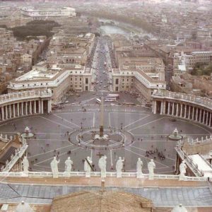 Vista aérea de la Piazza de San Pedro y via della Conciliazione en Roma